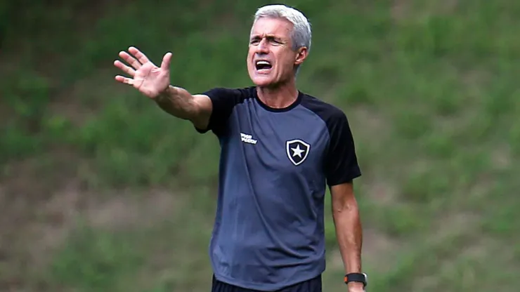 Foto: Vitor Silva/Botafogo - Luís Castro durante treino do Botafogo
