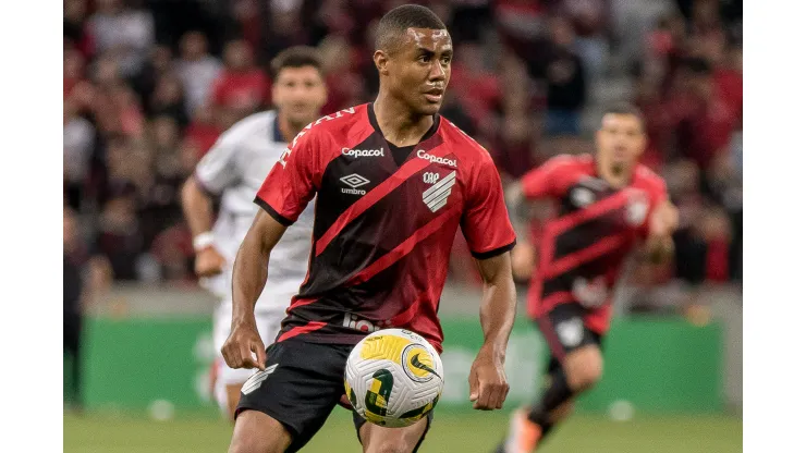 Foto: (Robson Mafra/AGIF) - Erick pode reforçar o Athletico-PR no mata-mata do Campeonato Paranaense
