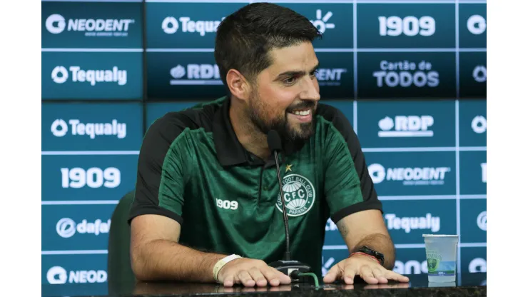 Foto: Robson Mafra/AGIF - António Oliveira tem boa notícia no Coritiba.
