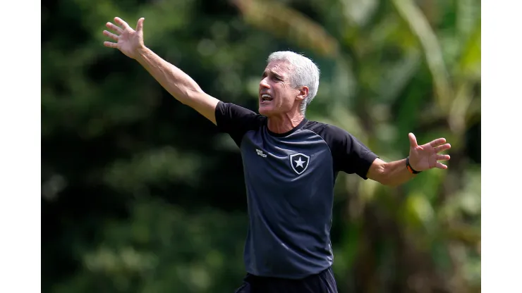 Foto: Vitor Silva/Botafogo - Luis Castro abre o jogo sobre eliminação precoce no Carioca.
