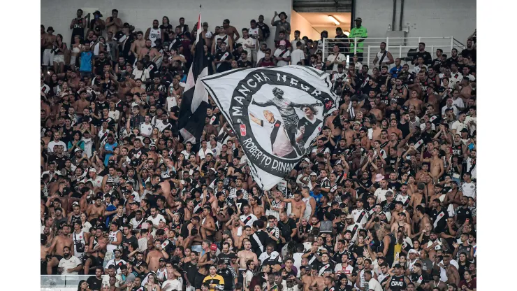 Foto: Thiago Ribeiro/AGIF - Torcida do Vasco em jogo contra o Flamengo
