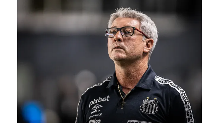 Foto: Raul Baretta / Santos FC - Odair Hellmann observa menino da base santista.
