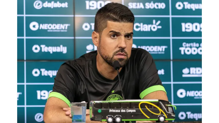  Foto: Robson Mafra/AGIF - António Oliveira, técnico do Coritiba
