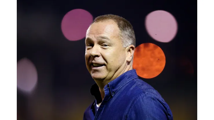 VOLTA REDONDA, BRAZIL - AUGUST 03: Head coach Mano Menezes of Cruzeiro looks on during a match between Vasco da Gama and Cruzeiro as part of Brasileirao Series A 2017 at Raulino de Oliveira Stadium on August 3, 2017 in Volta Redonda, Brazil. (Photo by Buda Mendes/Getty Images)
