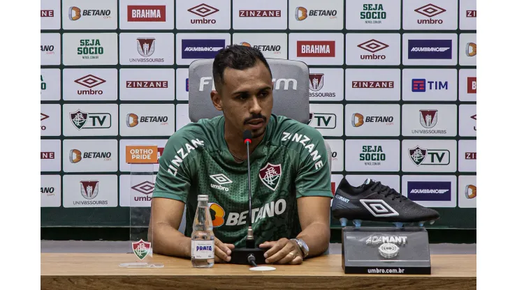 FOTO: MARCELO GONÇALVES / FLUMINENSE F.C. - Lima reclama de pênalti não marcado.
