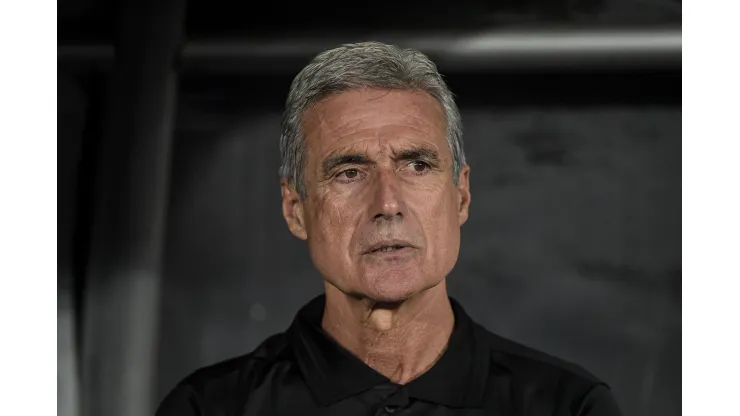 RJ - Rio de Janeiro - 10/11/2022 - BRASILEIRO A 2022, BOTAFOGO X SANTOS - Luis Castro tecnico do Botafogo durante partida contra o Santos no estadio Engenhao pelo campeonato Brasileiro A 2022. Foto: Thiago Ribeiro/AGIF
