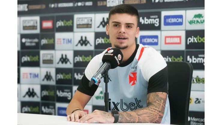 Foto: Daniel RAMALHO/VASCO - Gabriel Pec em entrevista coletiva no Vasco.
