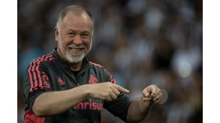 RJ - Rio de Janeiro - 16/10/2022 - BRASILEIRO A 2022, BOTAFOGO X INTERNACIONAL - Mano Menezes tecnico do Internacional durante partida contra o Botafogo no estadio Engenhao pelo campeonato Brasileiro A 2022. Foto: Jorge Rodrigues/AGIF
