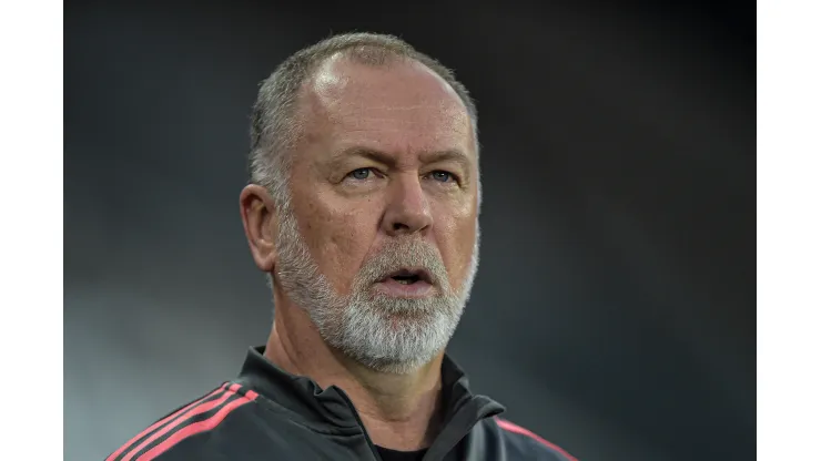 RJ - Rio de Janeiro - 16/10/2022 - BRASILEIRO A 2022, BOTAFOGO X INTERNACIONAL - Mano Menezes tecnico do Internacional durante partida contra o Botafogo no estadio Engenhao pelo campeonato Brasileiro A 2022. Foto: Thiago Ribeiro/AGIF
