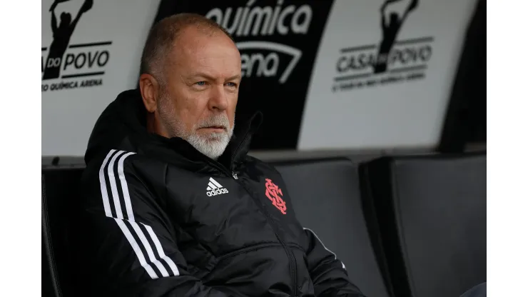 SAO PAULO, BRAZIL - SEPTEMBER 04: Mano Menezes head coach of Internacional looks on during the match between Corinthians and Internacional as part of Brasileirao Series A 2022 at Neo Quimica Arena on September 04, 2022 in Sao Paulo, Brazil. (Photo by Ricardo Moreira/Getty Images)
