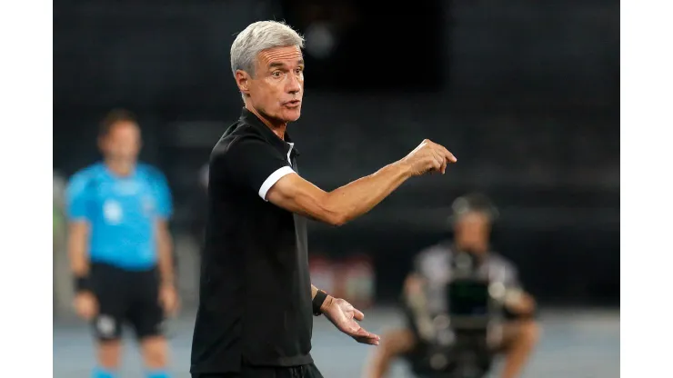 Foto: Vitor Silva/Botafogo - Luis Castro fala sobre estilo de jogo do Botafogo.
