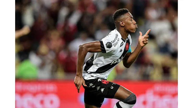 Foto: Thiago Ribeiro/AGIF - Léo é um dos principais nomes na zaga do Vasco.
