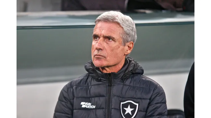 PR - CURITIBA - 17/05/2023 - COPA DO BRASIL 2023, ATHLETICO-PR X BOTAFOGO - Luis Castro tecnico do Botafogo durante partida contra o Athletico-PR no estadio Arena da Baixada pelo campeonato Copa do Brasil 2023. Foto: Gabriel Machado/AGIF
