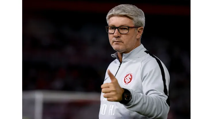 BUENOS AIRES, ARGENTINA - MAY 07: Odair Hellmann coach of Internacional gestures before a group A match between River Plate and Internacional as part of Copa CONMEBOL Libertadores 2019 at Estadio Monumental Antonio Vespucio Liberti on May 7, 2019 in Buenos Aires, Argentina. (Photo by Marcelo Endelli/Getty Images)
