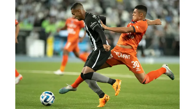 Jorge Rodrigues/AGIF- Botafogo x César Vallejo no primeiro duelo pela Sul-Americana.
