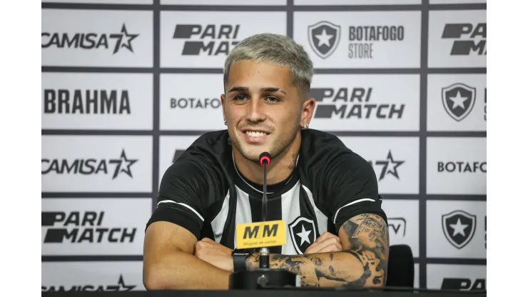 Foto: Arthur Barreto/Botafogo - Diego Hernández é apresentado no Botafogo.
