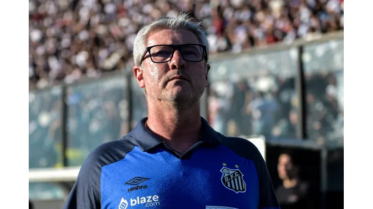 RJ - RIO DE JANEIRO - 14/05/2023 - BRASILEIRO A 2023, VASCO X SANTOS - Odair Hellmann tecnico do Santos durante partida contra o Vasco no estadio Sao Januario pelo campeonato BRASILEIRO A 2023. Foto: Thiago Ribeiro/AGIF
