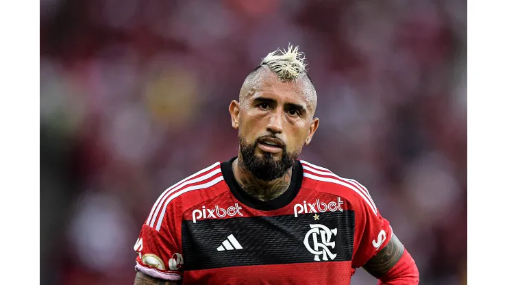 Foto: Thiago Ribeiro/AGIF - Vidal rebate torcedor do Flamengo
