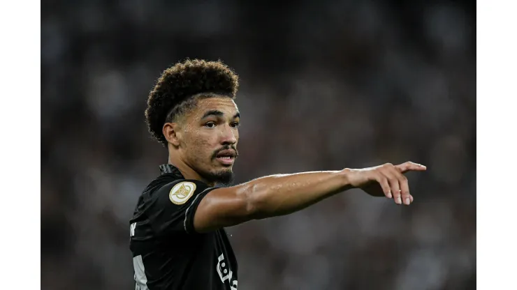 RJ - Rio de Janeiro - 10/11/2022 - BRASILEIRO A 2022, BOTAFOGO X SANTOS - Adryelson jogador do Botafogo durante partida contra o Santos no estadio Engenhao pelo campeonato Brasileiro A 2022. Foto: Thiago Ribeiro/AGIF
