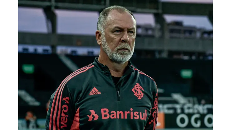 RJ - Rio de Janeiro - 16/10/2022 - BRASILEIRO A 2022, BOTAFOGO X INTERNACIONAL - Mano Menezes tecnico do Internacional durante partida contra o Botafogo no estadio Engenhao pelo campeonato Brasileiro A 2022. Foto: Thiago Ribeiro/AGIF
