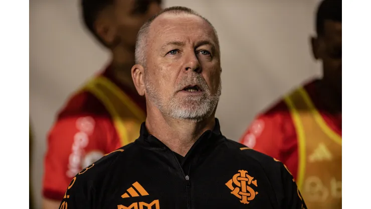 SP - SANTOS - 03/06/2023 - BRASILEIRO A 2023, SANTOS X INTERNACIONAL - Mano Menezes tecnico do Internacional durante partida contra o Santos no estadio Vila Belmiro pelo campeonato BRASILEIRO A 2023. Foto: Abner Dourado/AGIF
