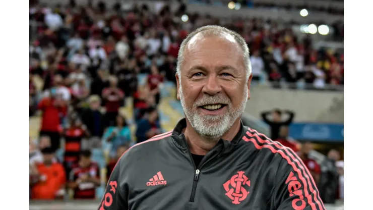 RJ - Rio de Janeiro - 05/10/2022 - BRASILEIRO A 2022, FLAMENGO X INTERNACIONAL - Mano Menezes tecnico do Internacional durante partida contra o Flamengo no estadio Maracana pelo campeonato Brasileiro A 2022. Foto: Thiago Ribeiro/AGIF
