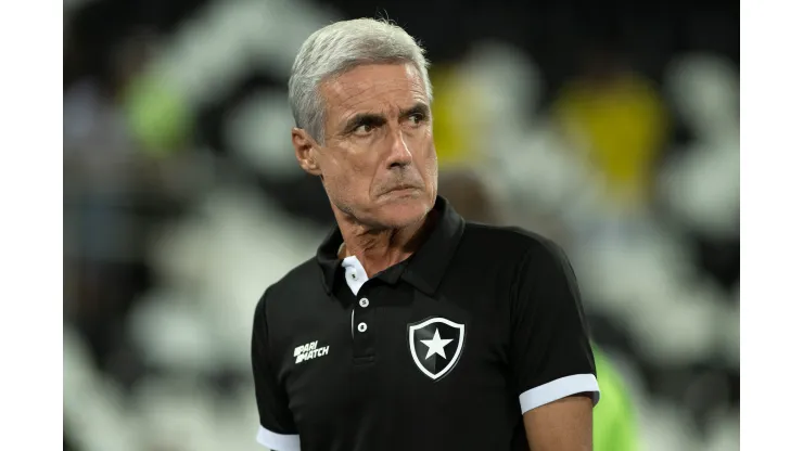 RJ - RIO DE JANEIRO - 20/04/2023 - COPA SUL-AMERICANA 2023, BOTAFOGO X CESAR VALLEJO - Luis Castro tecnico do Botafogo durante partida contra o Cesar Vallejo no estadio Engenhao pelo campeonato Copa Sul-Americana 2023. Foto: Jorge Rodrigues/AGIF
