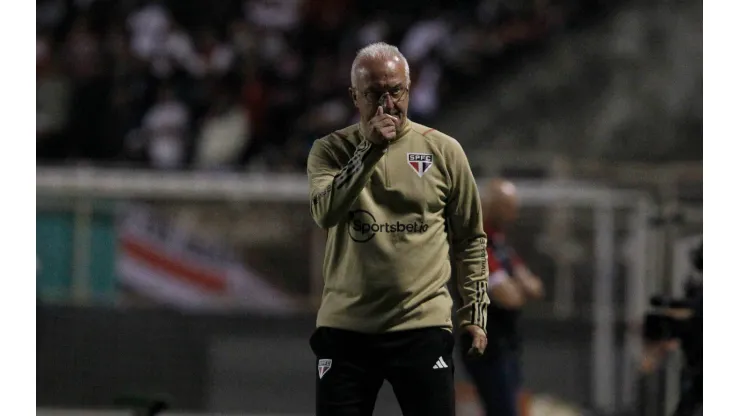 Foto: Rubens Chiri/Saopaulofc.net - Dorival Júnior observa de perto possível saída de atletas.
