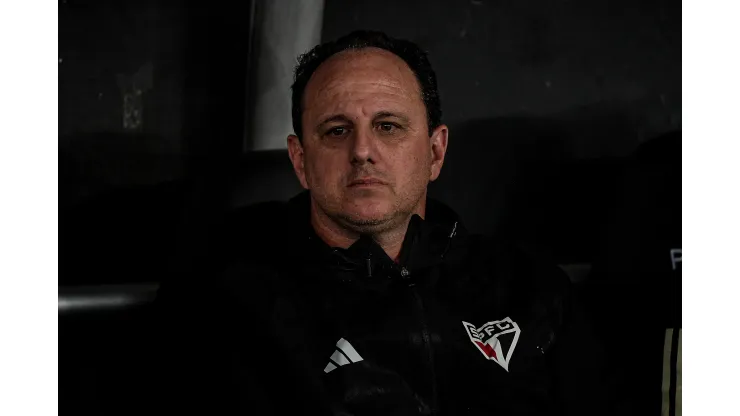 RJ - RIO DE JANEIRO - 15/04/2023 - BRASILEIRO A 2023, BOTAFOGO X SAO PAULO - Rogerio Ceni tecnico do Sao Paulo durante partida contra o Botafogo no estadio Engenhao pelo campeonato BRASILEIRO A 2023. Foto: Thiago Ribeiro/AGIF
