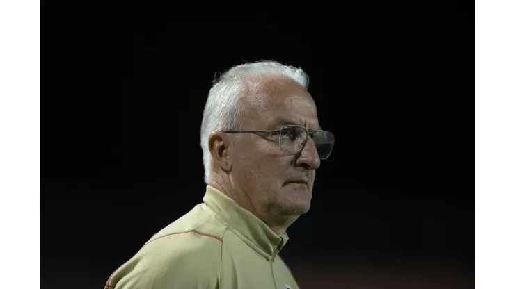 Foto: Diogo Reis/AGIF - Dorival Júnior observa jogador da base.
