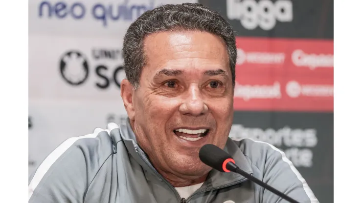 Foto: Robson Mafra/AGIF - Luxemburgo ganha nova opção para o meio-campo.
