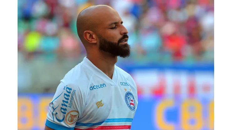 BA - SALVADOR - 20/05/2023 - BRASILEIRO A 2023, BAHIA X GOIAS - Thaciano, jogador do Bahia durante execucao do hino nacional antes da partida contra o Goias no estadio Arena Fonte Nova pelo campeonato BRASILEIRO A 2023. Foto: Walmir Cirne/AGIF
