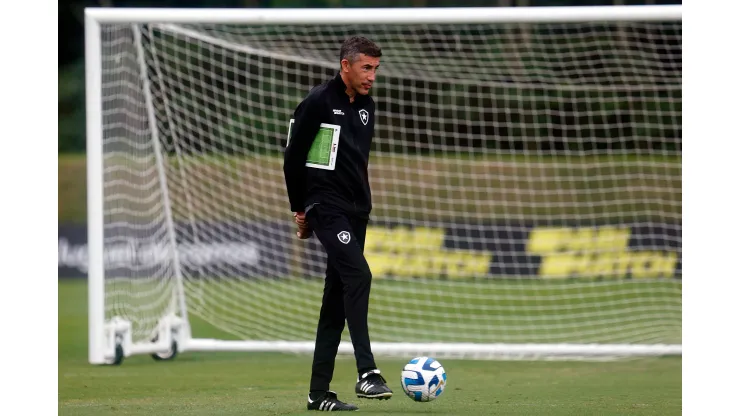 Foto: Vitor Silva/Botafogo - Bruno Lage é regularizado no BID.
