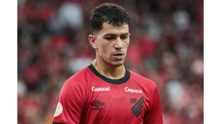 PR - CURITIBA - 27/05/2023 - BRASILEIRO A 2023, ATHLETICO-PR X GREMIO - Vitor Bueno jogador do Athletico-PR durante partida contra o Gremio no estadio Arena da Baixada pelo campeonato BRASILEIRO A 2023. Foto: Robson Mafra/AGIF
