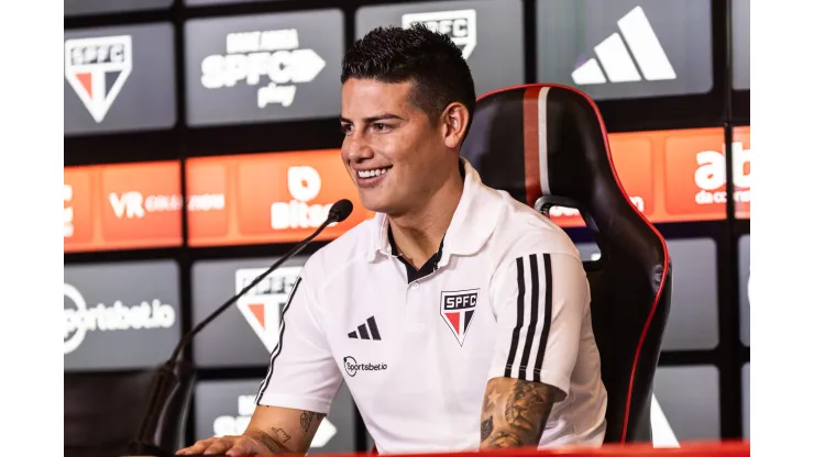 SP - SAO PAULO - 01/08/2023 - SAO PAULO, APRESENTACAO JAMES RODRIGUEZ - James Rodriguez fala aos jornalista durante sua apresentacao oficial como jogador do Sao Paulo em coletiva de imprensa realizada no CT Barra Funda. Foto: Abner Dourado/AGIF
