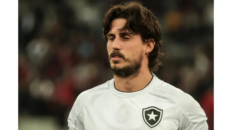 Foto: Robson Mafra/AGIF - Situação de Gabriel Pires é atualizada no Botafogo
