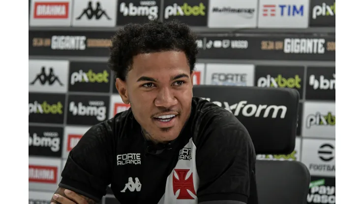 RJ - Rio de Janeiro - 15/02/2022 - APRESENTACAO, VASCO ZE GABRIEL - Ze Gabriel fala aos jornalista durante sua apresentacao oficial como jogador do Vasco em coletiva de imprensa realizada no CT Moacyr Barbosa. Foto: Thiago Ribeiro/AGIF
