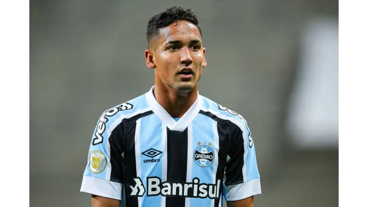 RS - Porto Alegre - 23/11/2021 - BRASILEIRO A 2021, GREMIO X FLAMENGO - Jhonata Robert jogador do Gremio durante partida contra o Flamengo no estadio Arena do Gremio pelo campeonato Brasileiro A 2021. Foto: Pedro H. Tesch/AGIF
