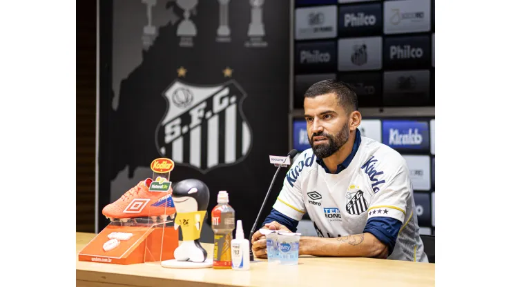 Foto: Raul Baretta/ Santos FC - Rincón é apresentado no Santos.
