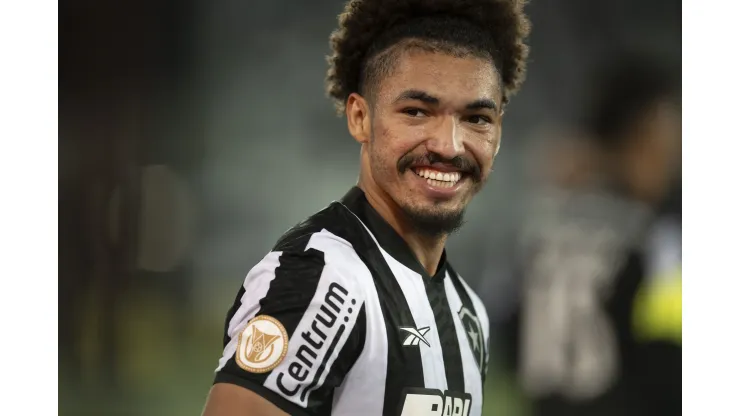 RJ - RIO DE JANEIRO - 12/08/2023 - BRASILEIRO A 2023, BOTAFOGO X INTERNACIONAL - Adryelson jogador do Botafogo comemora vitoria apos a partida contra o Internacional no estadio Engenhao pelo campeonato Brasileiro A 2023. Foto: Jorge Rodrigues/AGIF
