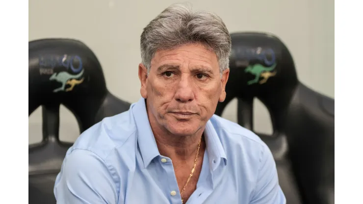 Foto: Robson Mafra/AGIF - Renato Gaúcho observa situação de jogador.
