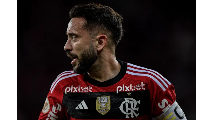 RJ - RIO DE JANEIRO - 26/08/2023 - BRASILEIRO A 2023, FLAMENGO X INTERNACIONAL -Everton Ribeiro jogador do Flamengo durante partida contra o Internacional no estadio Maracana pelo campeonato Brasileiro A 2023. Foto: Thiago Ribeiro/AGIF
