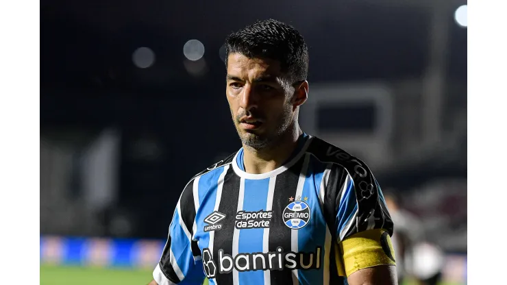 RJ - RIO DE JANEIRO - 06/08/2023 - BRASILEIRO A 2023, VASCO X GREMIO - Luis Suarez jogador do Gremio lamenta derrota ao final da partida contra o Vasco no estadio Sao Januario pelo campeonato Brasileiro A 2023. Foto: Thiago Ribeiro/AGIF
