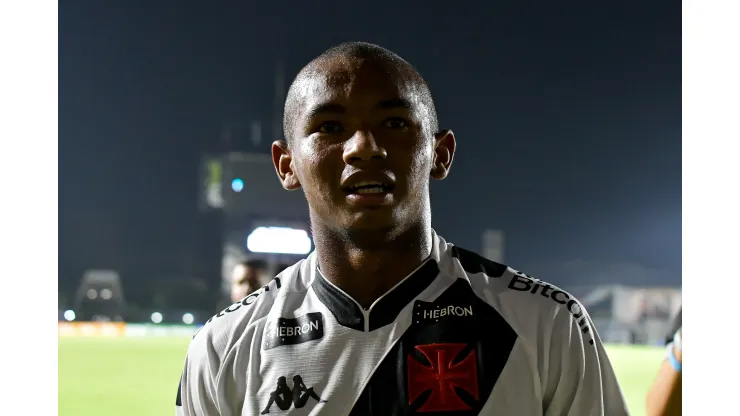 RJ - Rio de Janeiro - 28/07/2022 - BRASILEIRO B 2022, VASCO X CRB - Eguinaldo jogador do Vasco comemora vitoria ao final da partida contra o CRB no estadio Sao Januario pelo campeonato Brasileiro B 2022. Foto: Thiago Ribeiro/AGIF
