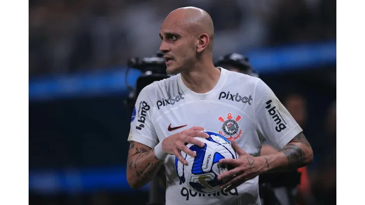 SP - SAO PAULO - 26/09/2023 - COPA SUL-AMERICANA 2023, CORINTHIANS X FORTALEZA - Fabio Santos jogador do Corinthians durante partida contra o Fortaleza no estadio Arena Corinthians pelo campeonato Copa Sul-Americana 2023. Foto: Ettore Chiereguini/AGIF
