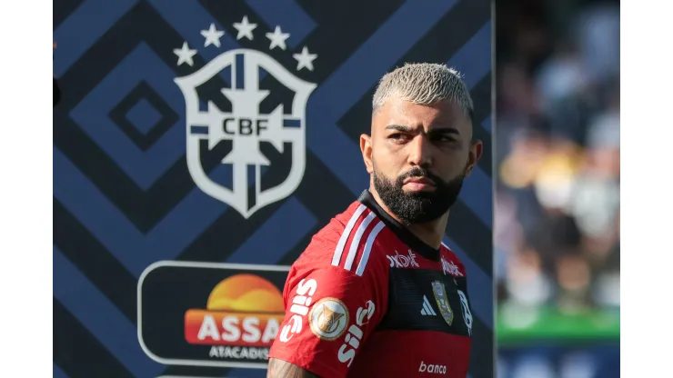 PR - CURITIBA - 20/08/2023 - BRASILEIRO A 2023, CORITIBA X FLAMENGO - Gabriel Barbosa, Gabi jogador do Flamengo durante execucao do hino nacional antes da partida contra o Coritiba no estadio Couto Pereira pelo campeonato Brasileiro A 2023. Foto: Robson Mafra/AGIF
