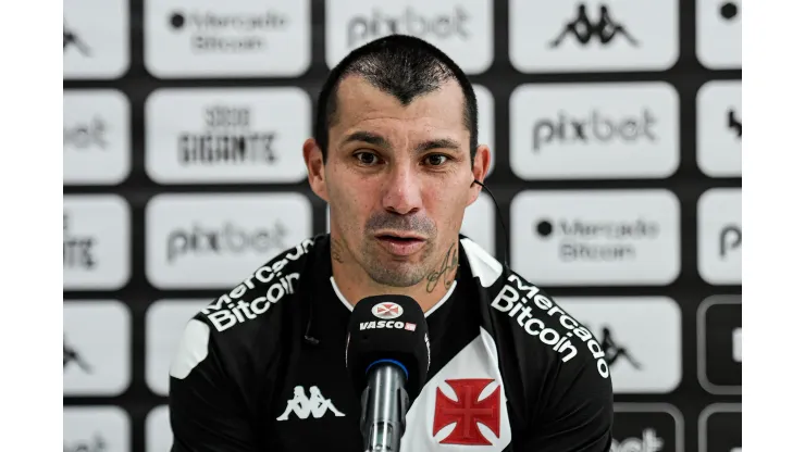 RJ - RIO DE JANEIRO - 13/07/2023 - VASCO, APRESENTACAO GARY MEDEL - Gary Medel fala aos jornalista durante sua apresentacao oficial como jogador do Vasco em coletiva de imprensa realizada no CT Moacyr Barbosa. Foto: Thiago Ribeiro/AGIF
