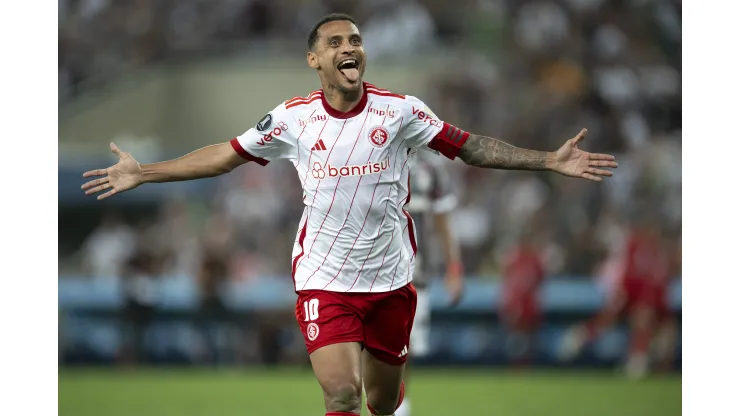 RJ - RIO DE JANEIRO - 27/09/2023 - LIBERTADORES 2023, FLUMINENSE X INTERNACIONAL - Alan Patrick jogador do Internacional comemora seu gol durante partida contra o Fluminense no estadio Maracana pelo campeonato Libertadores 2023. Foto: Jorge Rodrigues/AGIF
