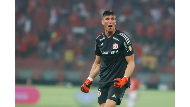 RS - PORTO ALEGRE - 04/10/2023 - LIBERTADORES 2023, INTERNACIONAL X FLUMINENSE - Sergio Rochet jogador do Internacional comemora gol de Gabriel Mercado durante partida contra o Fluminense no estadio Beira-Rio pelo campeonato Libertadores 2023. Foto: Luiz Erbes/AGIF
