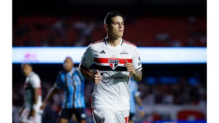 SP - SAO PAULO - 21/10/2023 - BRASILEIRO A 2023, SAO PAULO X GREMIO - James Rodriguez jogador do Sao Paulo disputa lance com  jogador do Gremio durante partida no estadio Morumbi pelo campeonato Brasileiro A 2023. Foto: Fabio Giannelli/AGIF
